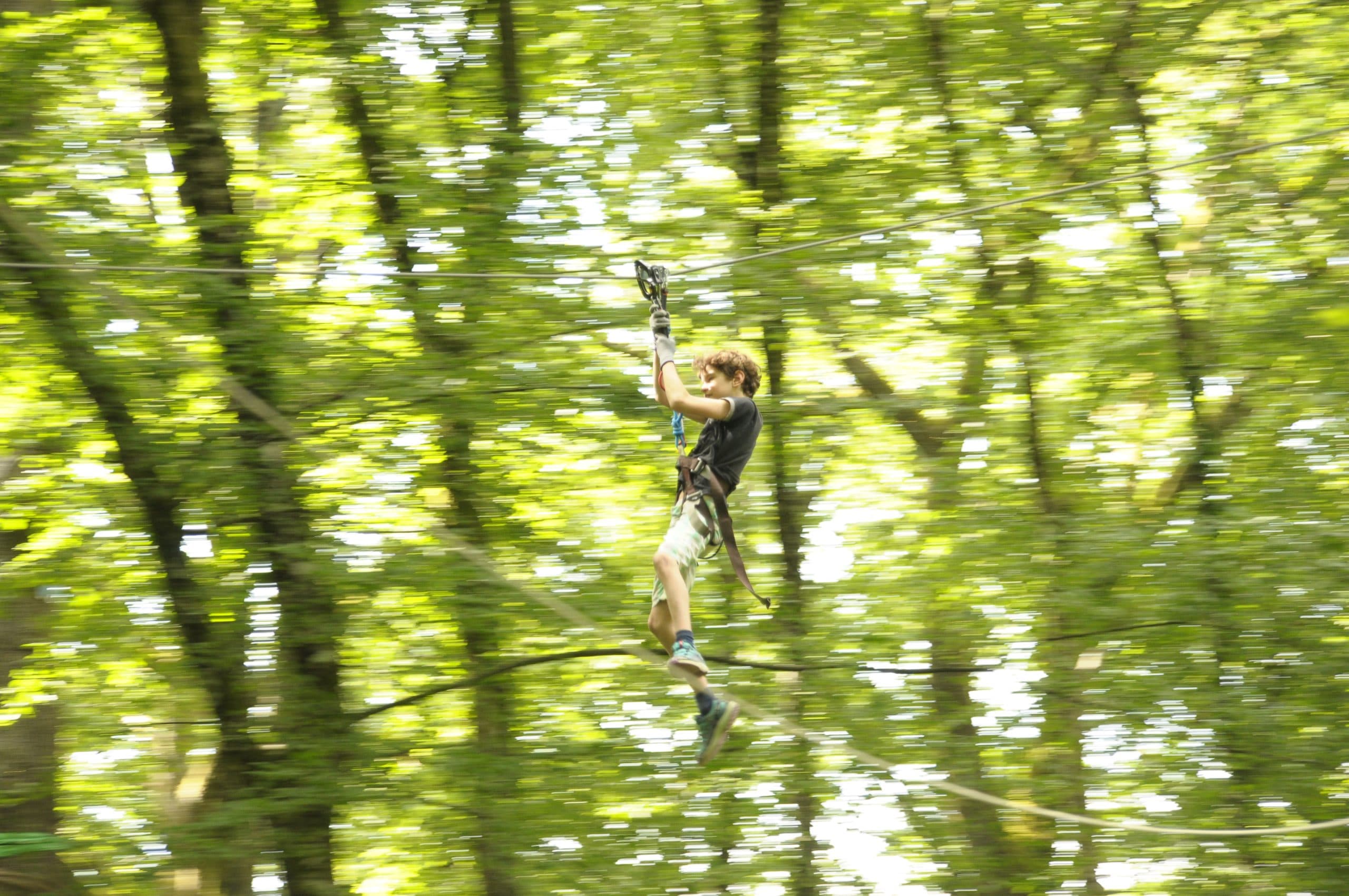 Famille profitant de l'accrobranche